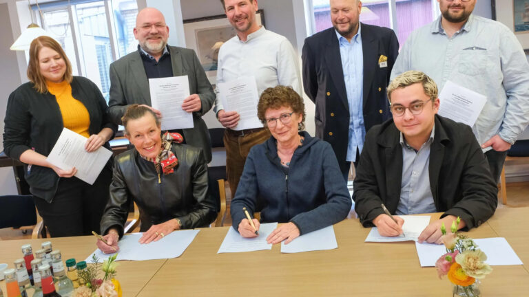 CDU, Grüne, SPD, SSW, WiF, FDP, Linke und BüsoS unterzeichnen Fairnessabkommen für Flensburg